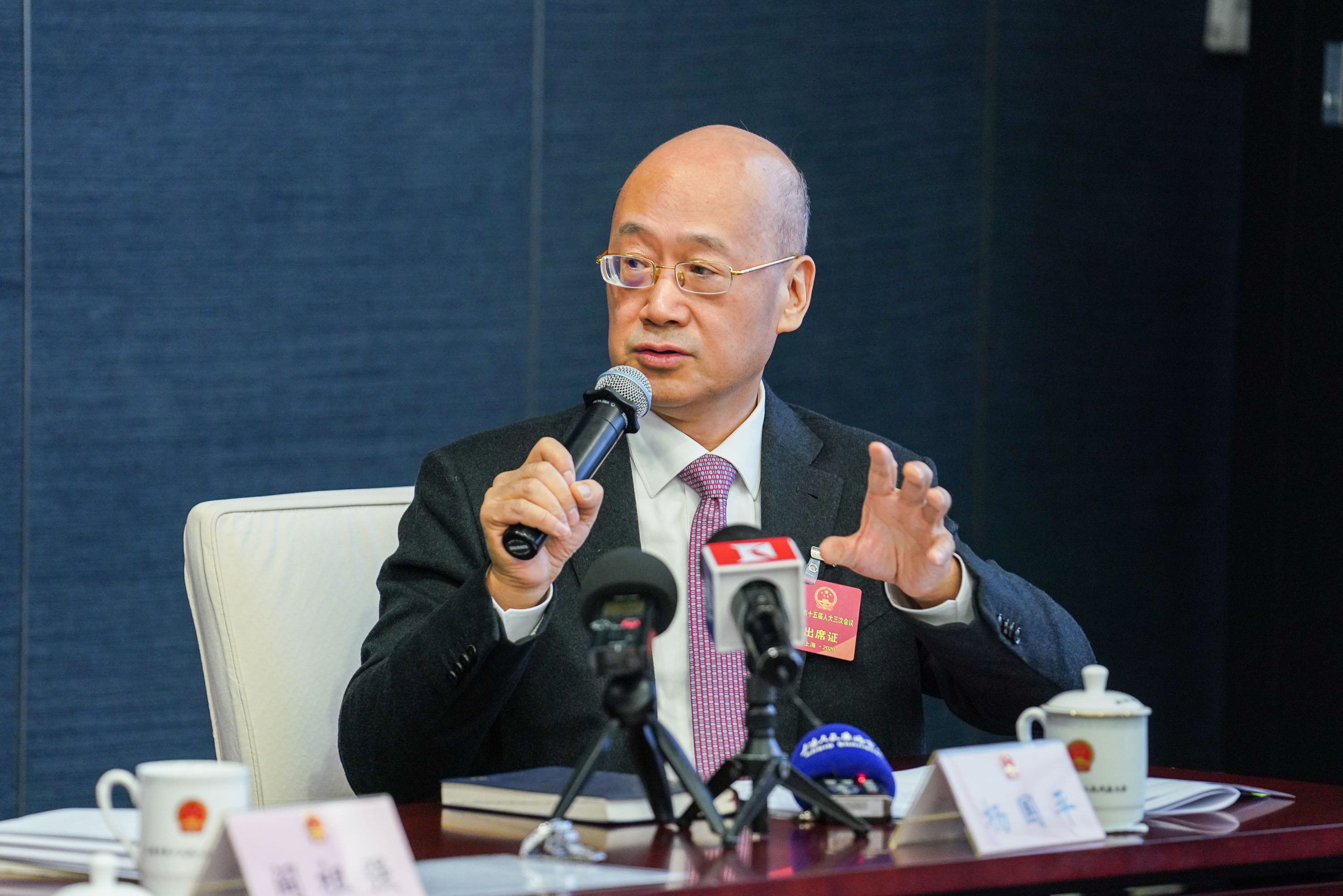 上海市人大代表,大众交通集团董事长,总裁杨国平在下午的徐汇区代表团