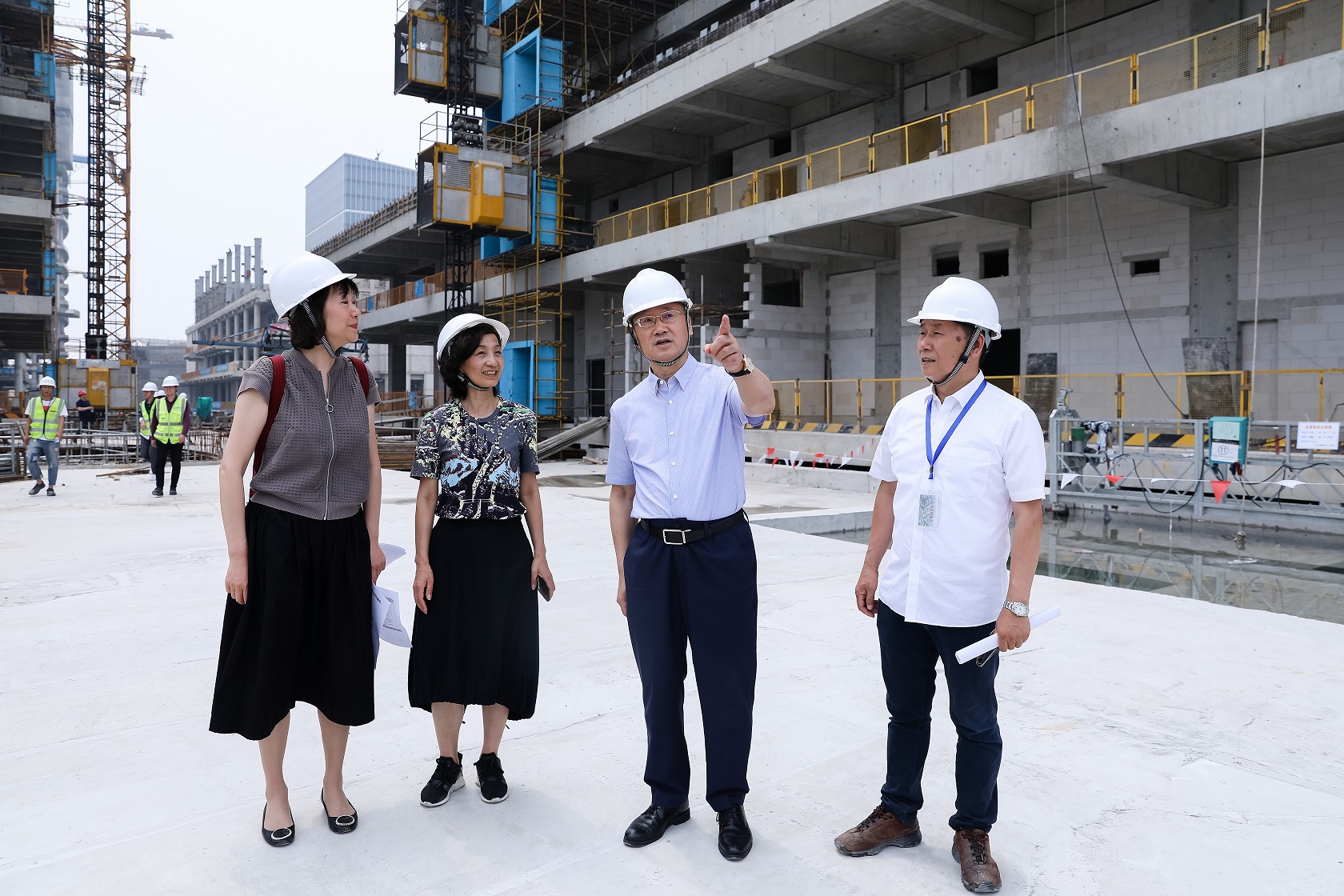 杨国平董事长赴大众滨江项目工地慰问一线建筑工人并视察工程进展